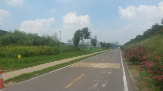 주차장에서 운동장 이동통로.jpg