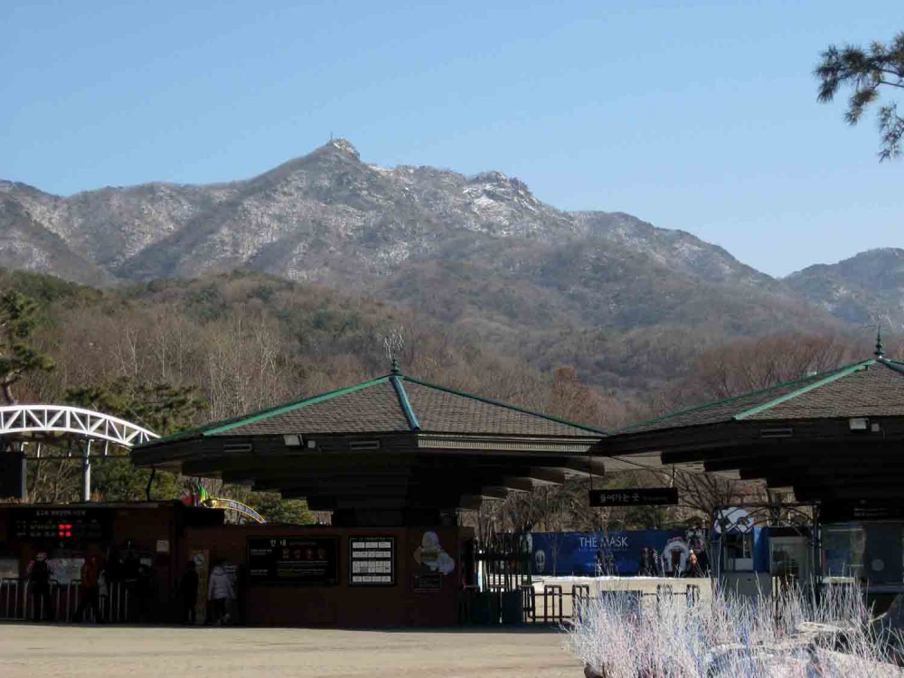 20130126-4.4 서울동물원 입구에서 본 청계산.JPG