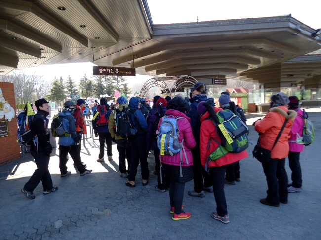 20130126-2.9 서울동물원 매표소 앞에서...jpg