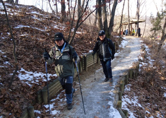 20130126-3.8a '얼음골산막'을 떠나 산림욕장 '나' 구간으로 트레킹 계속한다.jpg