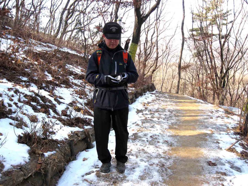 20130126-3.8d2 청계산을 배경으로 사진을 찍어주는 설영형 동문.JPG