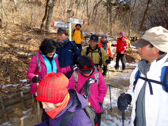 20130126-3.8e '저수지샛길'로 방향을 바꿔 하산하는 일행.jpg