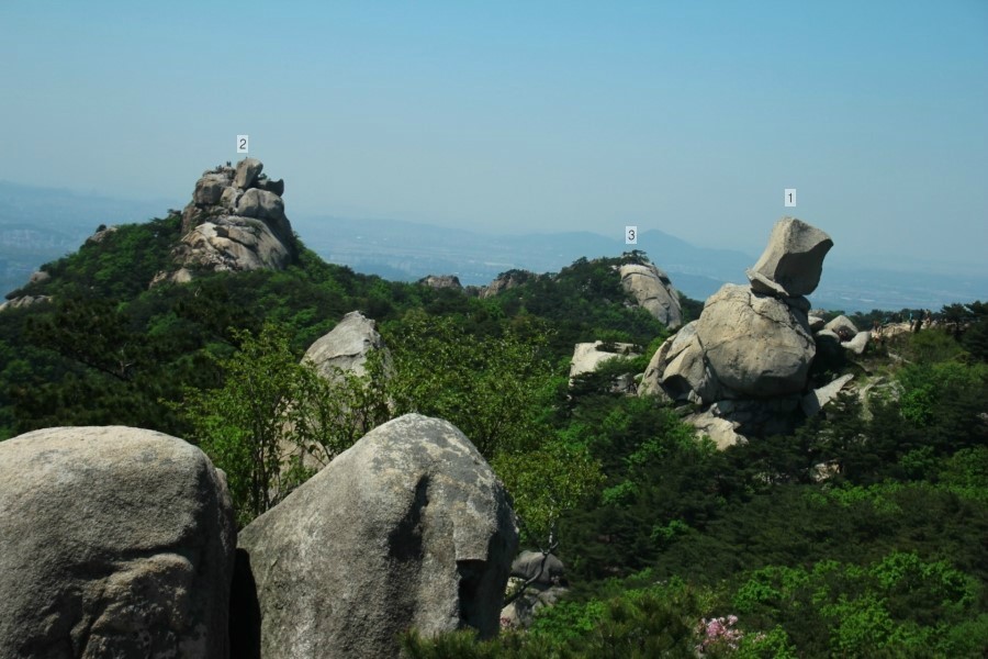 북한산 사모바위와 비봉, 그리고 관봉(식당바위).jpg