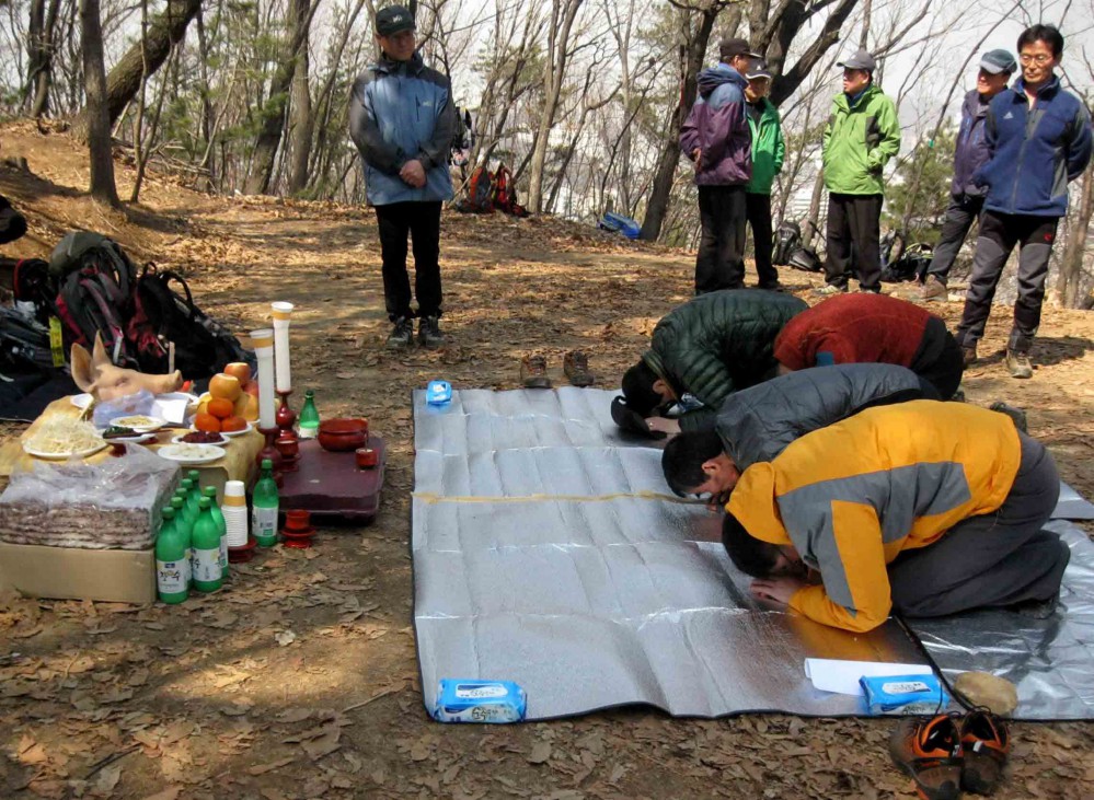 5.4e2 비룡 산행대장과 운영팀의 종헌.jpg