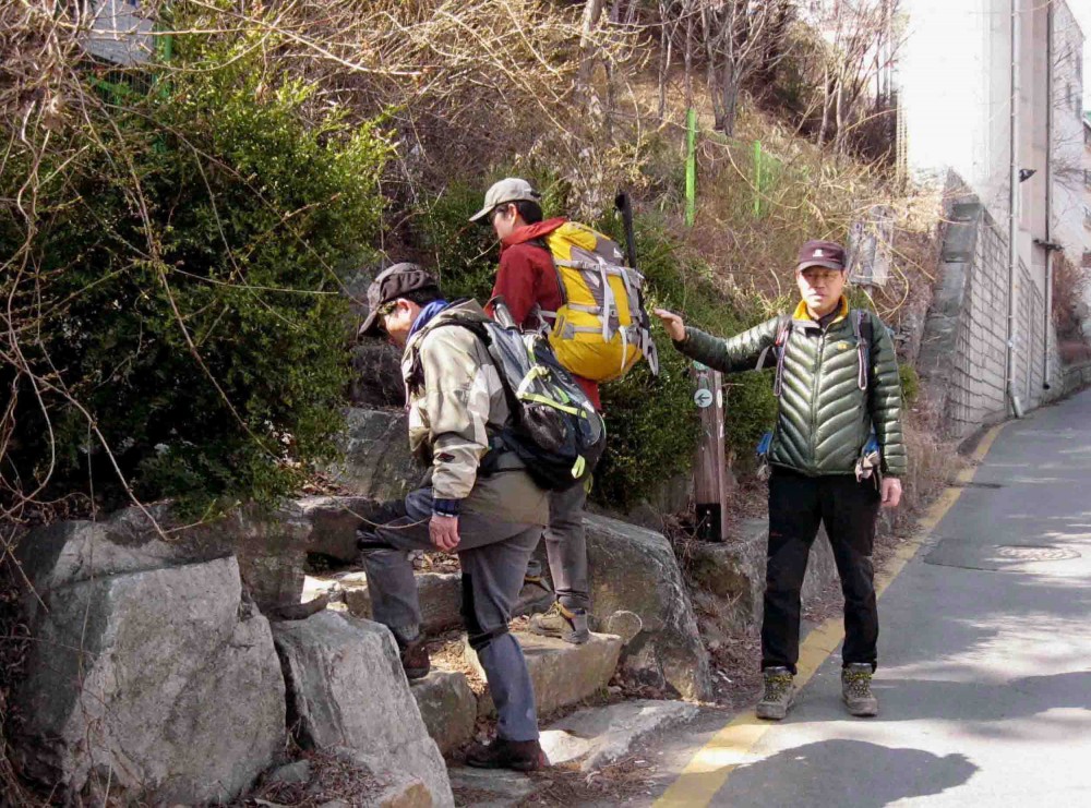 2.2 까치산 생태육교 밑에서 관악산 둘레길로 오른다.jpg