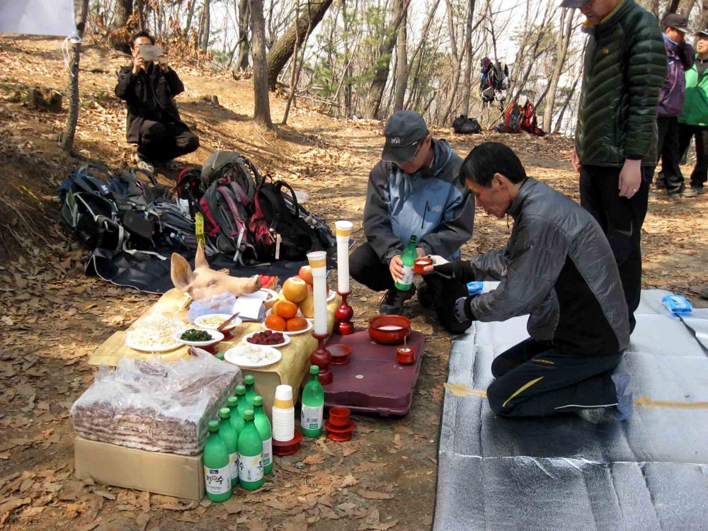 5.4e1 비룡 산행대장의 종헌.jpg