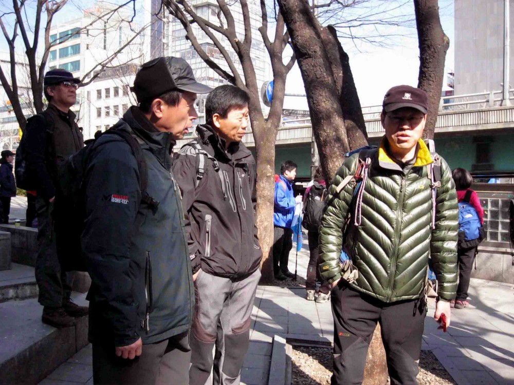 1.3 사당역 6출 밖 공원에 모여.jpg