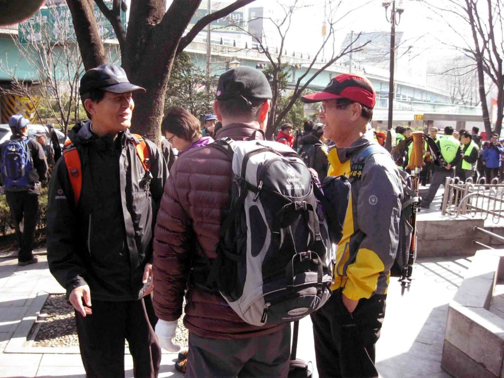 1.5 사당역 6출 밖 공원에 모여.jpg