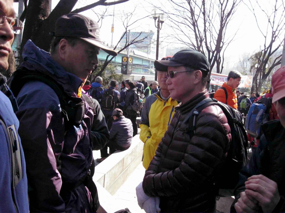 1.7 사당역 6출 밖 공원에 모여.jpg