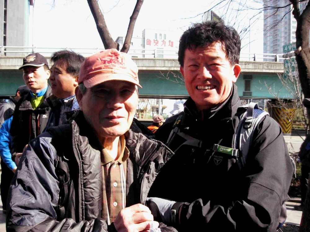 1.4 사당역 6출 밖 공원에 모여.jpg