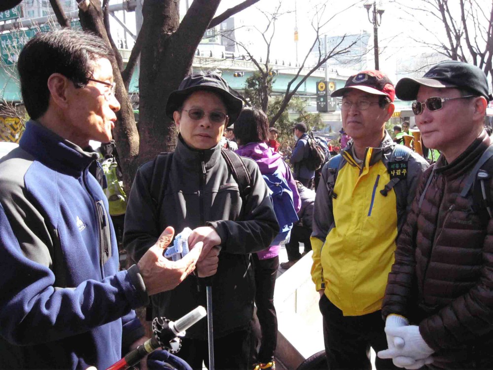 1.6 사당역 6출 밖 공원에 모여.jpg