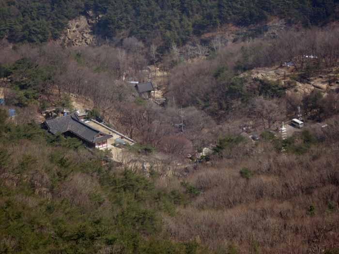 3.7b 사당능선에서 본 관음사.jpg