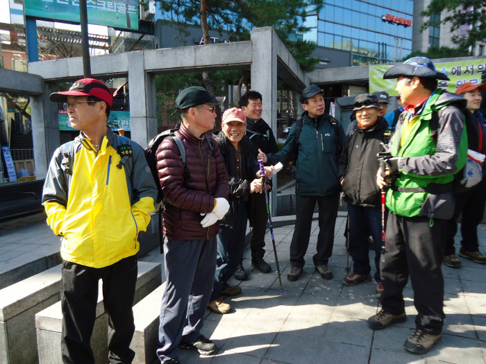 1.2 사당역 6출 밖 공원에 모여.jpg