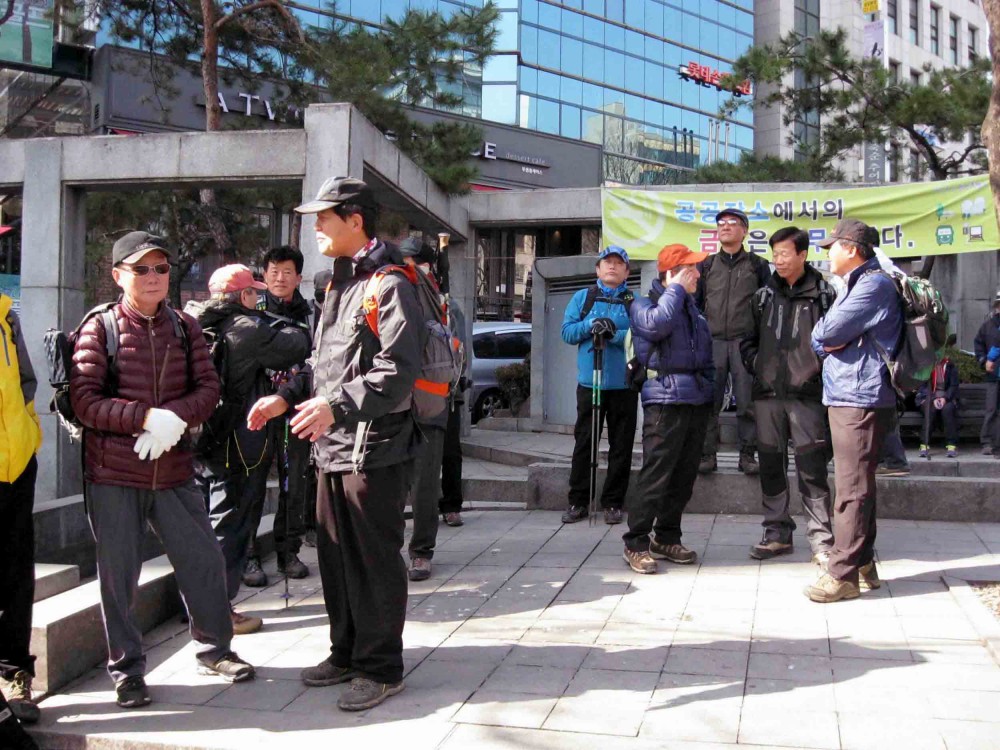 1.1 사당역 6출 밖 공원에 모여.jpg