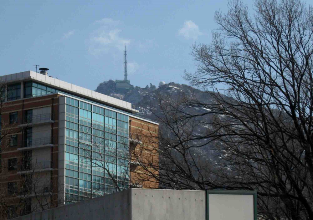 20130223-7.7 서울대 건물 너머로 관악산 정상이 보인다.JPG
