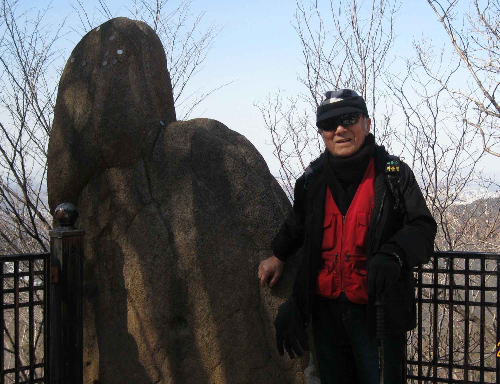 20130223-5.1d 삼막사 '남근석' 곁에서.JPG