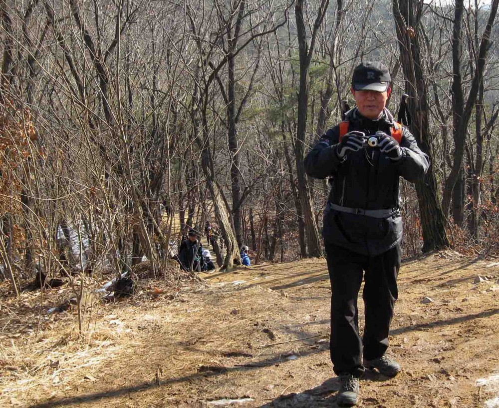 20130223-2.2c 동문들 사진 찍느라 바쁜 설영형 동문.JPG