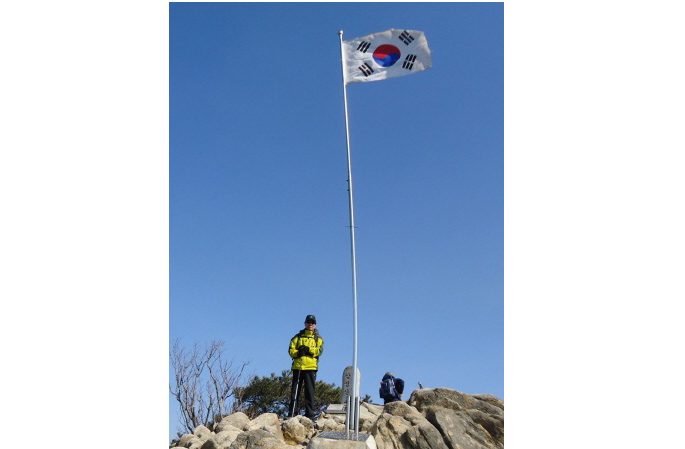 20130223-3.8a '삼성산' 정상의 태극기.JPG