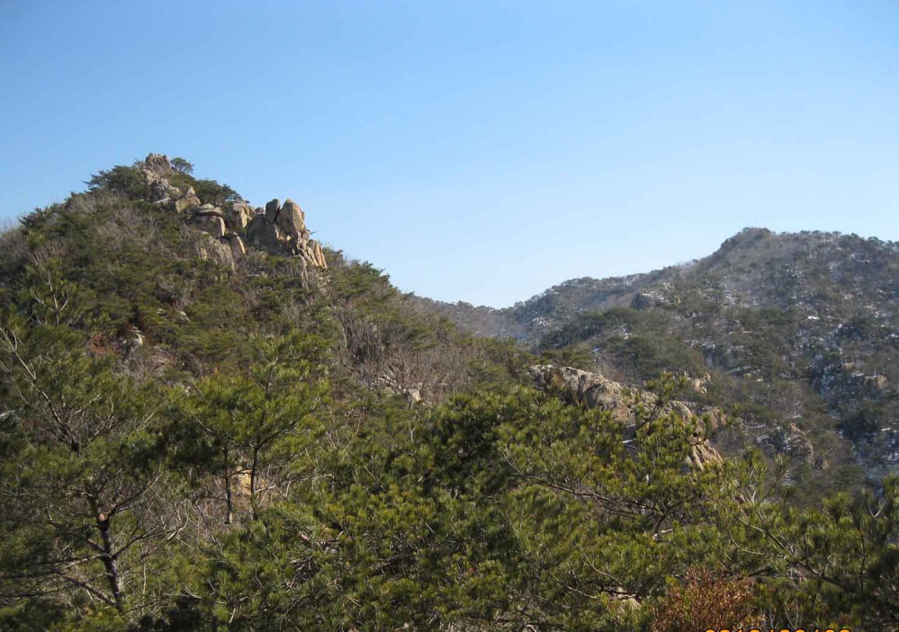 20130223-3.2 좌 - '학우봉', 우 - '삼성산' 정상.JPG