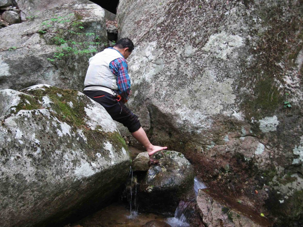 20130526-5.10a 권성옥, 등산화를 벗고 물에 담그며 어... 시원하다!.JPG