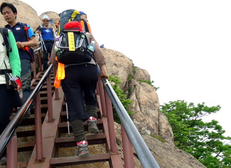20130526-2.6c A71 문장대 정상으로 오르는 철계단.jpg