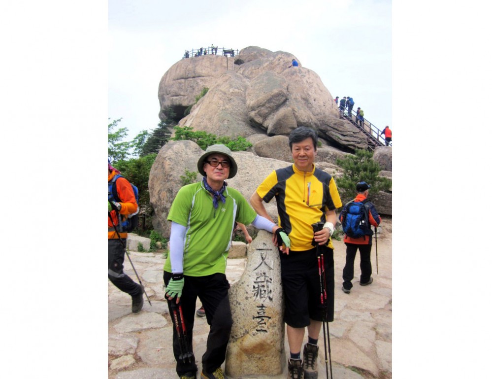 20130526-2.8d C9 문장대 정상석 곁에서...jpg