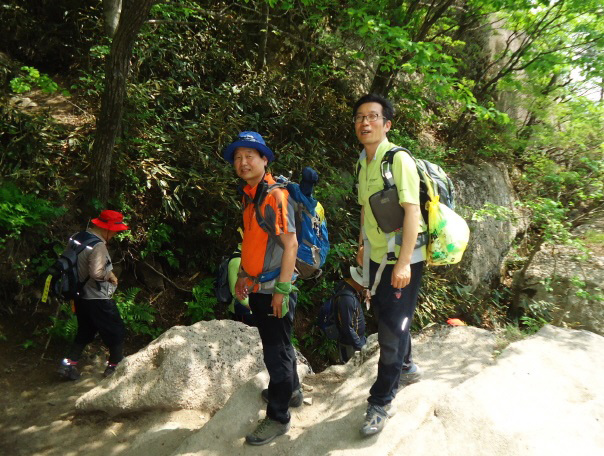 20130526-5.1 A140 신선대휴게소를 떠나 하산길...jpg