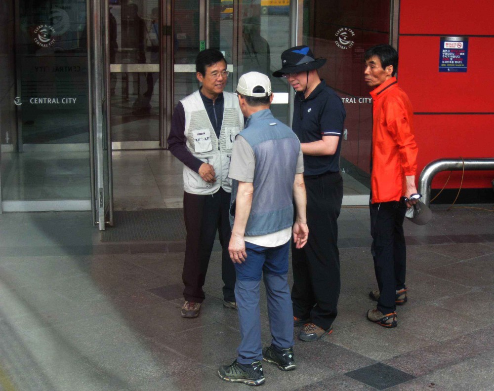 20130526-1.1 출발 전 구수회의 @강남터미널 호남선 13번 승강장 IMG_1609.jpg