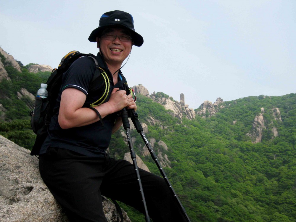 20130526-5.5b 문웅비 총무 @경업대 앞 바위.JPG