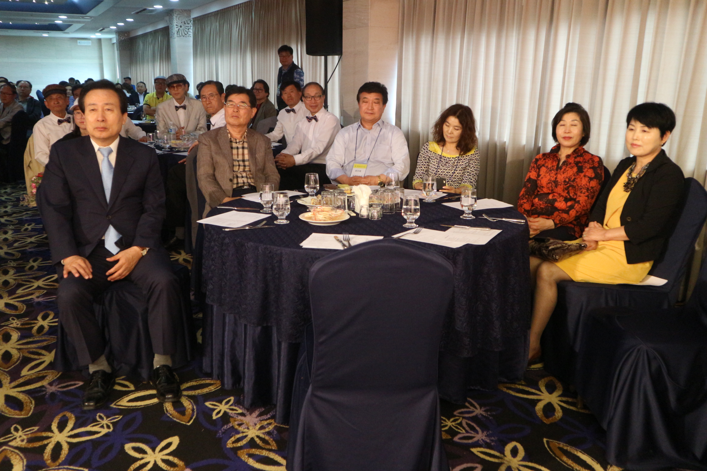 고25회 졸업40주년 기념식(3) 김현 선생님과.jpg