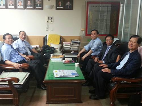 문대원(고22)교장-동문회관 방문.jpg