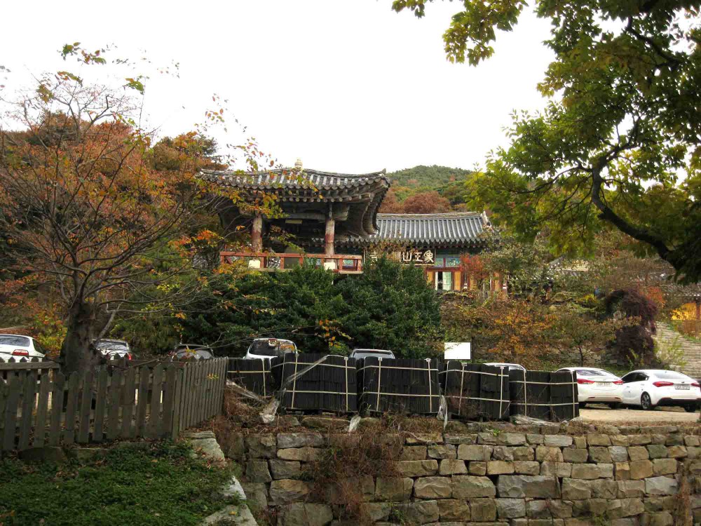 20131108-5.3a 개심사 도착 - '범종각'과 '안양루'가 보인다.jpg