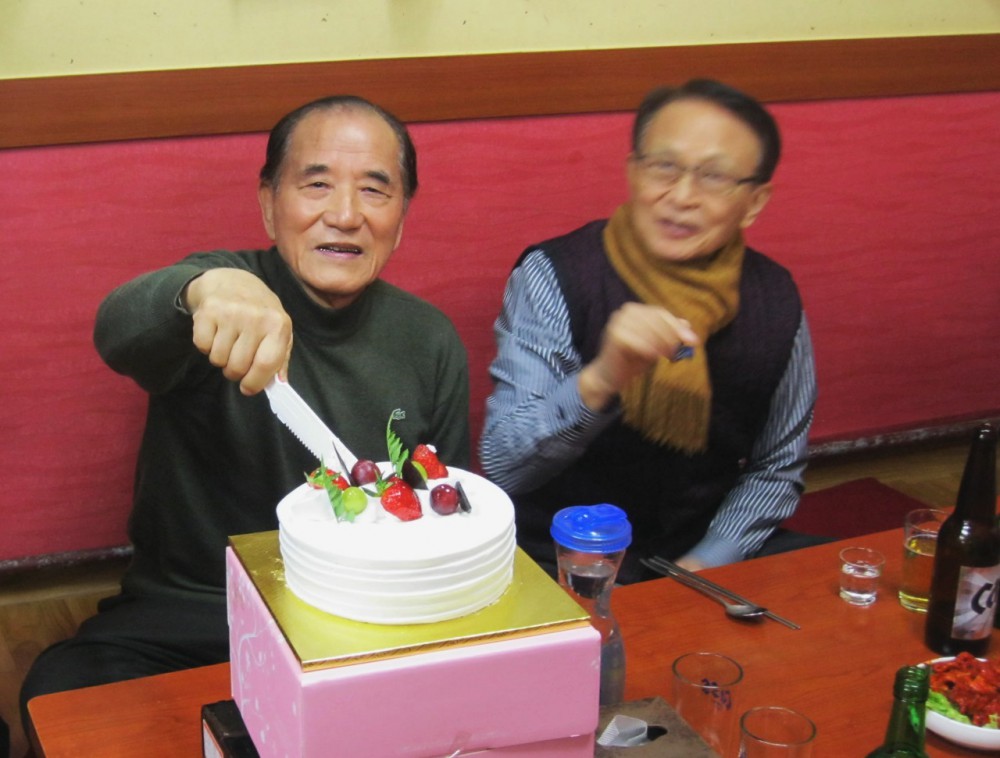 20140314-2.3 김용선 동문 8순잔치 - 케이크를 자른다 @토속정.JPG