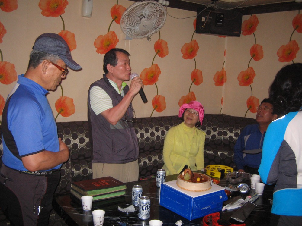 13-0727비룡합창단불암산7박찬남칠순노래방2.jpg
