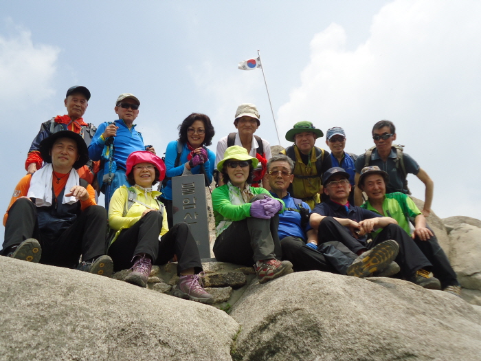 13-0727비룡합창단불암산3정상단체2.jpg