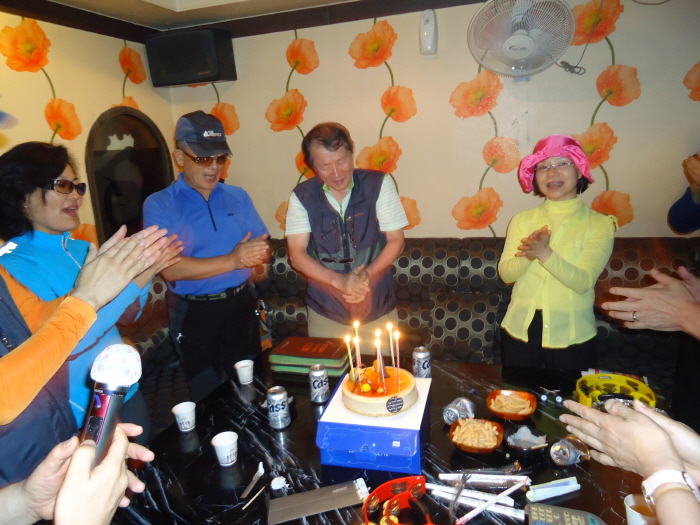 13-0727비룡합창단불암산7박찬남칠순노래방6.jpg