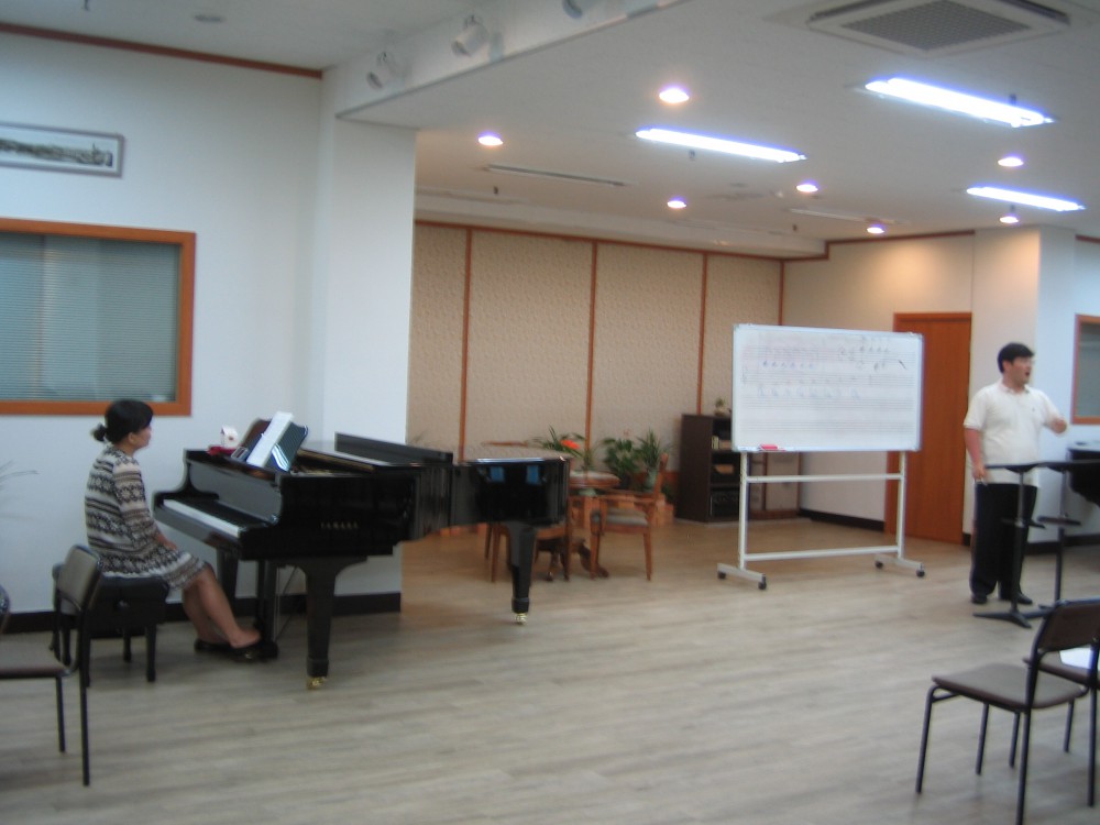 13-0624비룡합창단연습1(열정지휘피아노).jpg